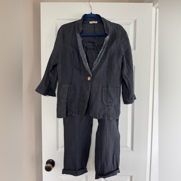 Italian 100% linen 2 piece set (pants and blazer)
Size XXL - Picture 2 of 16